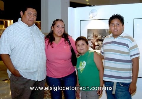 23062009 Jorge Salazar Murillo, Nancy Arizmendi, Jopshel y Jorhan Salazar Arizmendi.  EL SIGLO DE TORREÓN / JESÚS HERNÁNDEZ