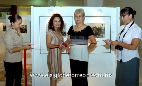 23062009 Corte inaugural. Gretel de la Peña y Guadalupe Rivera, en representación del Museo Regional de La Laguna, realizaron la inauguración formal de la exposición.