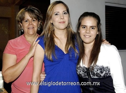 24062009 Paola de la Peña junto a su mamá, Sra. Patricia Sotomayor de De la Peña y su hermana Alejandra de la Peña Sotomayor.