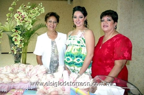 24062009 Marybell de Navarrete y las organizadoras de su fiesta de canastilla: Irma de Sandoval y Lucy de Navarrete.