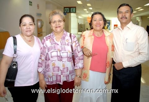 24062009 Claudia, Manuelita, Pepita y Rolando Reyes captados en la sala de espera del aeropuerto.