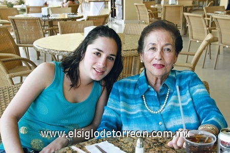 Regina Ibarguengoytia García y Rosa Vara de Garcia.