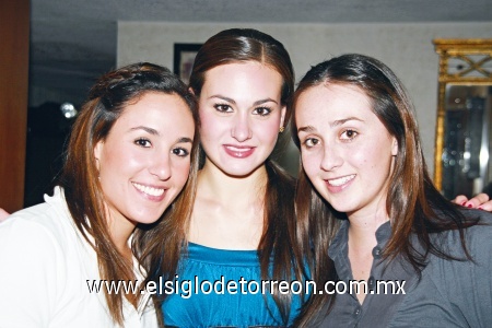Luzma Acuña rodeada por las organizadoras de su despedida: Mara López y Ana Lucía Diez.
