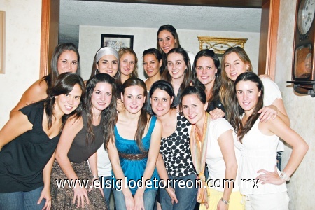 La despiden sus amigas
Luzma Acuña fue despedida de su vida de soltera