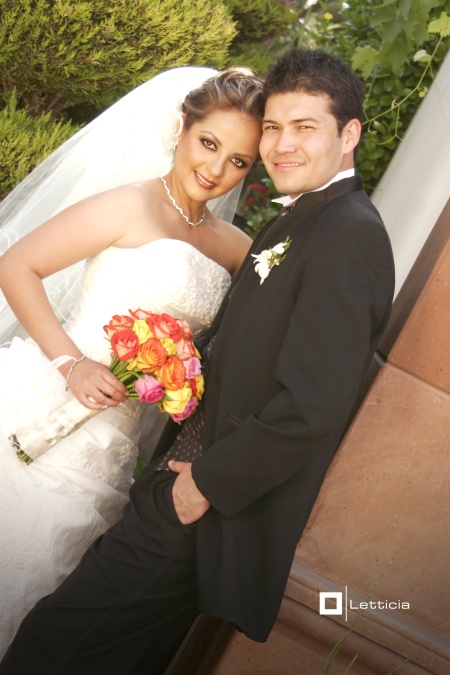 Sr. Óscar G. Alvarado Segovia y Srita. Liliana Bonilla Castro contrajeron nupcias la  en la iglesia de San Pedro Apóstol, el pasado dos de mayo de 2009, a las 20:30 horas. 


Estudio Letticia