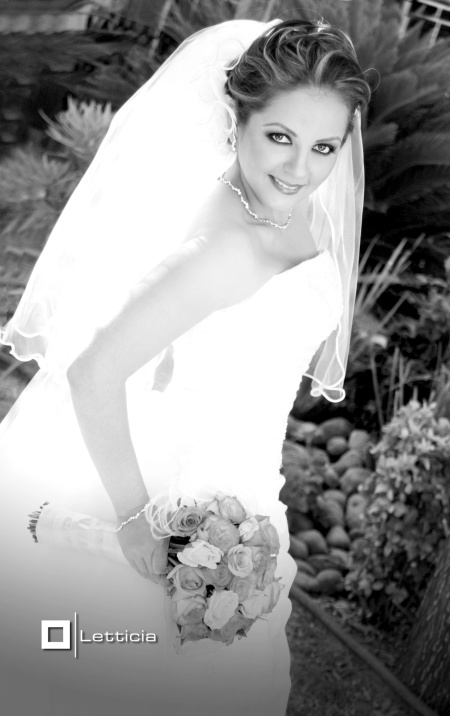 Srita. Liliana Bonilla Castro en una fotografía de estudio con motivo de su enlace matrimonial con el Sr. Óscar G. Alvarado Segovia.

Estudio Letticia