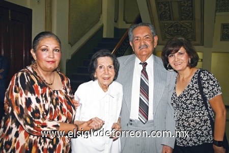 Teresa de Salcido, Lourdes Salcido, Mayela de Loaeza y Jesús Salcido.
