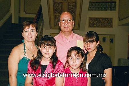 Sotero Murguía y Alejandra Cárdenas de Murguía con sus hijas: Andrea, Alejandra y Aranza.