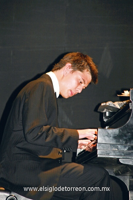 Asisten a recital
Alejandro Barrio Garza.