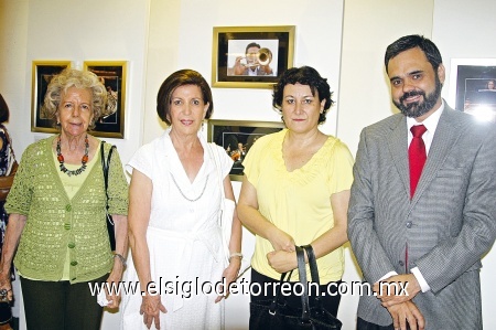 Rosa Gámez Reyes Retana y Jossie de Iriarte.