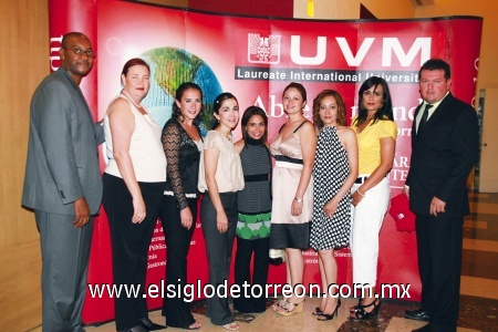 Dan la bienvenida
Kim Moore, Laura Bado, Valeria Cano, Gaby Fernández, Sofía Ceniceros, Mirna Velázquez, Claudia Martínez y Antonio Miranda.
