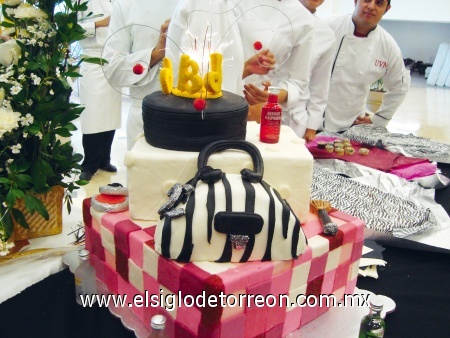 Después de la exhibición los asistentes degustaron todas esas delicias.