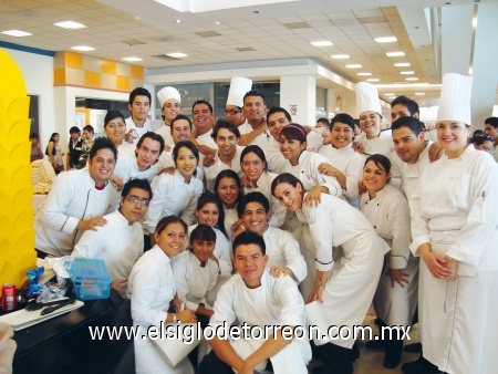 Originales creaciones en chocolate
Estuvieron muy contentos durante la exposición de chocolatería los alumnos del sexto semestre de la Licenciatura en Negocios Gastronómicos..