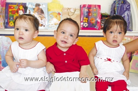Celebración al triple
Camila Fernanda, Fernando Octavio y Carmen Fernanda.