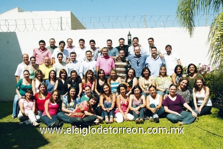 Se reúnen para recordar 
En agradable reunión fueron captados los ex alumnos de la Pereyra.