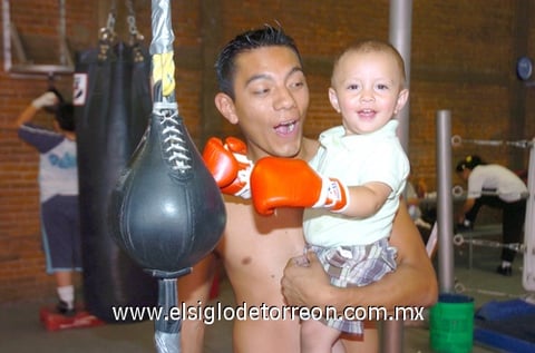21062009 Cristian Mijares y el pequeño Cristian Jr. pasarán el Día del Padre juntos.
