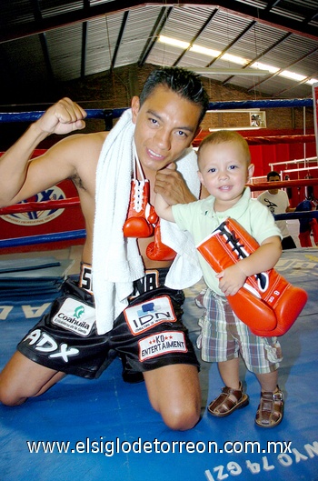 21062009 El pequeño Cristian ya tiene guantes como su papá.  EL SIGLO DE TORREÓN / ÉRICK SOTOMAYOR