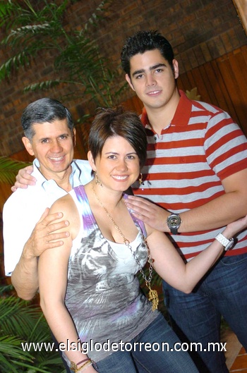 21062009 'El Día del Padre permite revivir la emoción de la primera vez que se tiene a los hijos entre los brazos', destaca el papá.