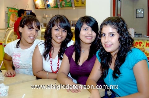 26062009 Entre amigas. Melisa Chávez, Jenifer Carrillo, Adiline Herrera y Maryfer Córdova.