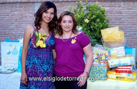 26062009 Futura mamá. Lizzy en la compañía de una amiga, asistente a su fiesta de canastilla.