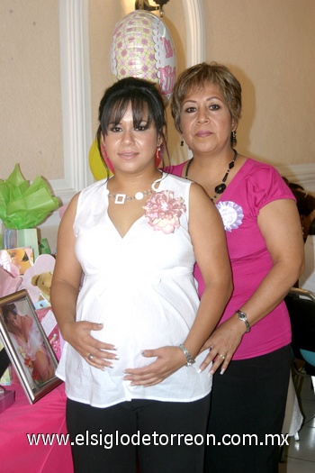 21062009 Mayra Lizeth Muñoz Martínez junto a la organizadora de su fiesta de canastilla, Jovita Martínez Meléndez.