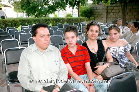 21062009 Gerardo Márquez y Rosa María Martínez con sus hijos Gerardo e Ileana.