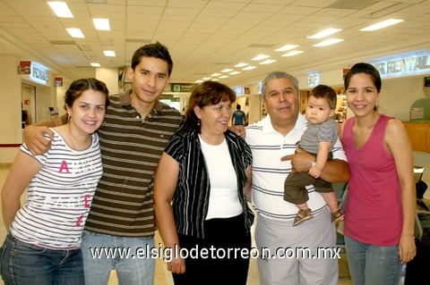 26062009 Alejandro Salazar y Nena Alcalá volaron a Francia y fueron despedidos por Marcela Salazar, Diego Pimentel, María Fernanda Hernández y Alejandro Salazar.