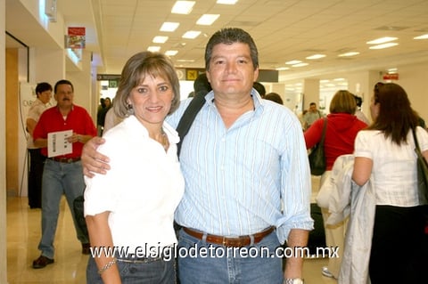 26062009 Gina y Manolo Mendoza momentos antes de abordar su avión que los llevaría a las playas de Acapulco.
