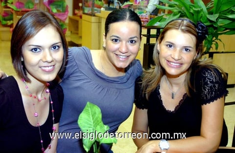 29062009 Chepis de Pérez en compañía de su hija Susana de Muñoz y su nietecita Valentina Muñoz, forman tres generaciones.