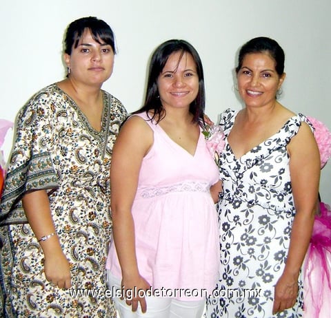 30062009 La festejada en compañía de su hermana, Ángeles López de Reyes y de su mamá, Sra. Patricia Longoria de López.