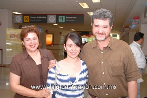 29062009 Natalia Garza Orellana se fue de vacaciones a la Ciudad de México y fue despedida por sus papás Laura y Sergio Garza.