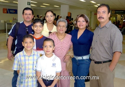 30062009 Para disfrutar de las playas de Cancún viajaron Ricardo Esqueda, Claudia Espericueta, Juan David y Ricardo Esqueda y fueron despedidos por Lourdes Esqueda, Fernando y José Fer García.