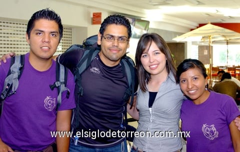 30062009 Regresaron de Rumania, Alejandro Peña; de Grecia, Lucy López; y de España, Luis Gerardo López. Fueron recibidos por Ana Lucía Cervantes.