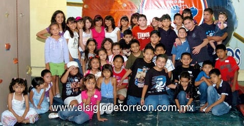 28062009 Grupo de amiguitos que acompañaron a Mario Cepeda el día de su cumpleaños.
