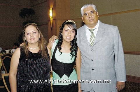 28062009 Polett Cecilia acompañada en su fiesta de quince años por sus papás Rocío Sánchez de Arellano y Guadalupe Arellano Muñoz.