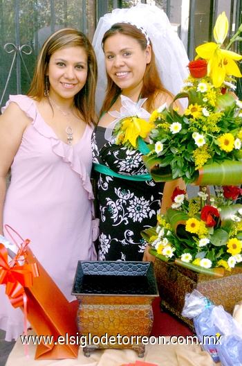 28062009 Maribel Muñoz Díaz con su cuñada Helia Vite Adame.  EL SIGLO DE TORREÓN/SERGIO REYES
