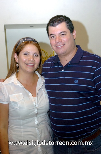 28062009 Gaby y Arnoldo Becerril, en pareja asistieron al teatro.
