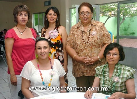 28062009 Amigas que acompañaron a Karina Selene.