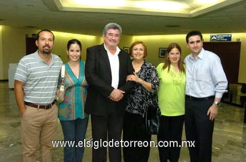28062009 En familia. Fernando González Ruiz acompañado por Fernando García, Pilar González de García, Patricia Arriaga de González, Patricia González Arriaga y Fernando González Arriaga.