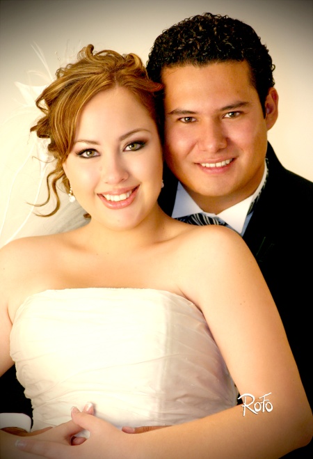 Srita. María Cristina Ibarra Macías y el Sr. Ubaldo Carranza Zamarripa contrajeron nupcias el 30 de mayo de 2009, a las 17:30 horas en la iglesia de San Pedro Apóstol.


Rofo Fotografía