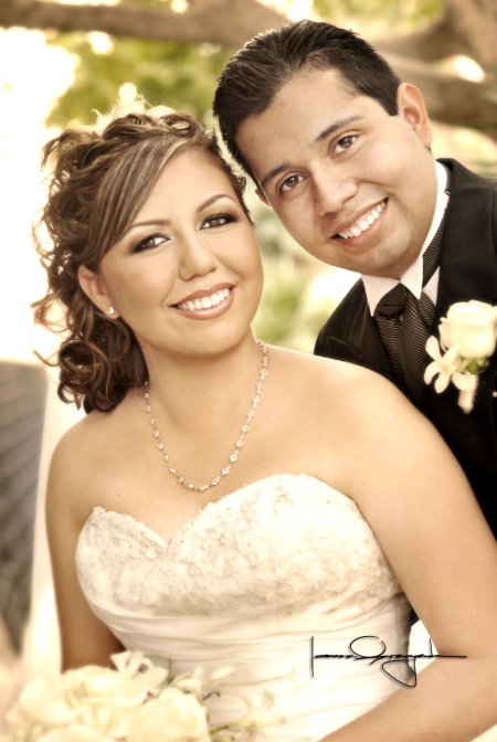 Contrajeron nupcias la CP. Karina Saraí Ramírez Carrillo y CP. Carlos Enrique Salazar Martínez; la ceremonia se llevó a cabo en la parroquia de La Inmaculada Concepción, el 16 de mayo de 2009, a las 20:15 horas.


 Estudio Laura Grageda