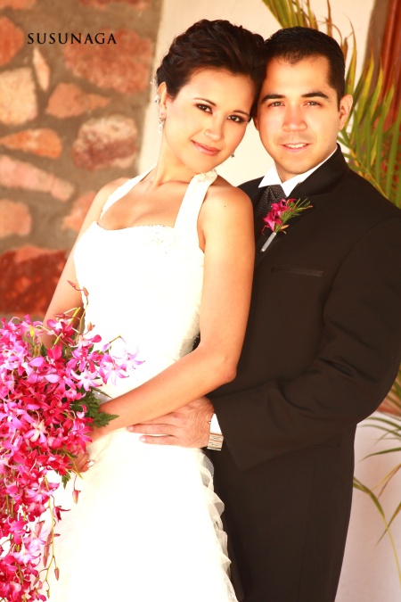 Srita. Adriana Puentes Olmos y el Sr. Miguel Ángel Flores Treviño contrajeron nupcias, el pasado 23 de mayo de 2009, en punto de las 11:00 horas, en la parroquia de Nuestra Señora de Los Ángeles.

Susunaga Fotografía
