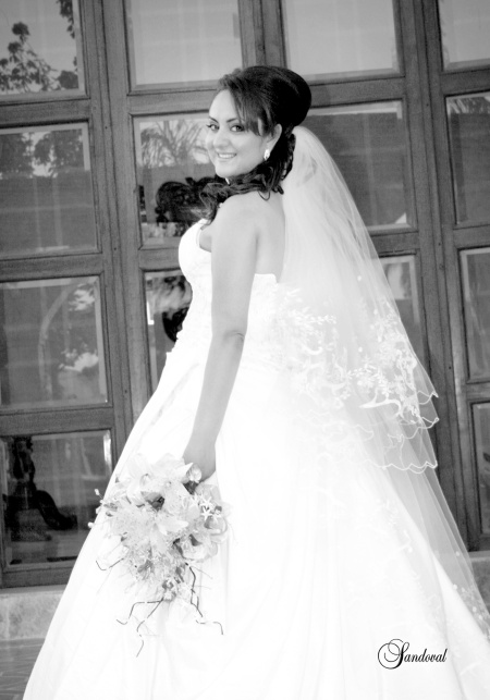 Srita. Liliana Cepeda Ramírez en una fotografía de estudio con motivo de su enlace con el Sr. Carlos Emmanuel Monsiváis Nuño.


Sandoval Fotografía
