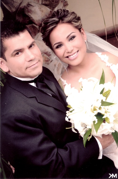 Unieron sus vidas la Lic. Diana Olivia Alvarado Rosales y Lic. Manuel Antonio Pérez Valero, el viernes 15 de mayo de 2009, en la Catedral del Carmen, a las 18:30 horas.

KM Fotografía
