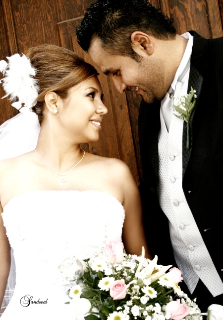 Srita. Ana María Isabel Higuera Castillo contrajo matrimonio con el Sr. Omar Martínez Flores, en la Catedral del Carmen, el 30 de mayo de 2009, a las 18:00 horas. 


 Sandoval Fotografía