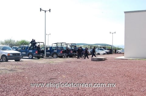 Los familiares de los uniformados se congregaron en las instalaciones de la Presidencia Municipal para solicitar informes sobre el paradero de los policías, sin embargo, recibieron la misma respuesta que dieron a los medios de comunicación: “No sabemos nada”.