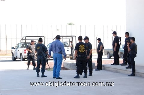Fernando Olivas, titular de la Fiscalía Región Laguna I declaró que a petición de la Fiscalía del Estado, se enviaron cien elementos de la policía Operativa e Investigadora, quienes apoyarán las labores de prevención y vigilancia del municipio mientras se resuelve la situación de los uniformados.