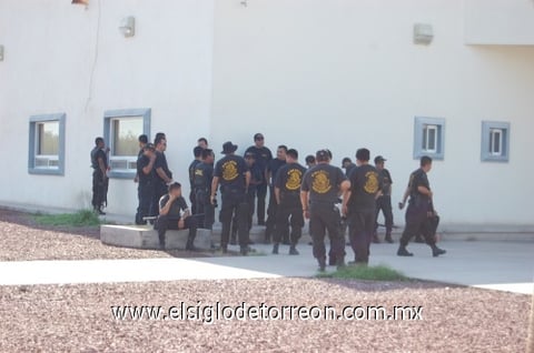 El alcalde, a través de su departamento de Comunicación Social, informó que nada sabía acerca de la detención de los policías, ni tampoco quién apoyaría las labores de vigilancia.