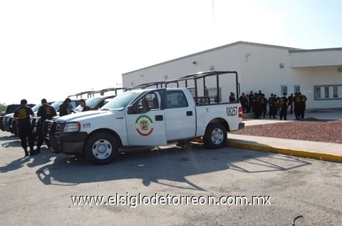 35 agentes policiacos, incluyendo el director de Seguridad Pública Municipal, Gabriel Mascorro Torres, fueron resguardados por agentes de las policías Operativa e Investigadora de la Fiscalía y trasladados a la delegación de la dependencia en San Pedro.