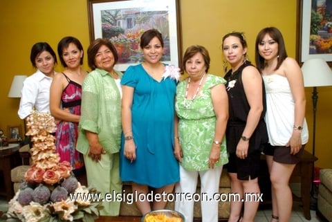 01072009 Festejada. Ale acompañada de Gabriela González, Esperanza González, Carolina Gallegos, María Refugio Salazar, Suellen García y Adriana García.